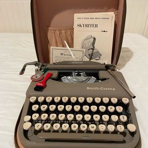 Vintage 1960’s Smith Corona Skyriter Portable Manusl Typewriter